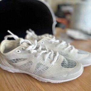 Varsity Cheer Ascend Air Cheer Shoes Size 5.